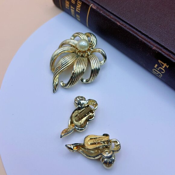 Vintage 1950s Coro Gold Tone Flower Brooch and Clip-On Earrings - Picture 5 of 6